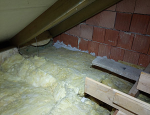 Zateplení stropu rodinného domu pomocí foukané izolace